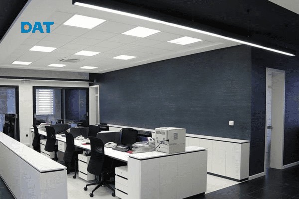 Bố trí số lượng đèn khoa học dựa trên diện tích giúp đảm bảo độ rọi tiêu chuẩn cho môi trường làm việc.