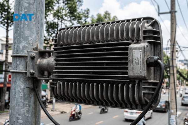 Hệ thống tản nhiệt nhôm đúc nguyên khối giúp duy trì quang thông ổn định và kéo dài tuổi thọ cho đèn.