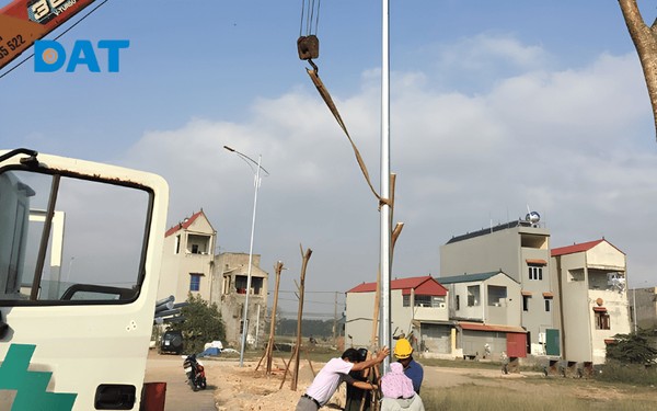 Sự khác biệt trong quy trình lắp đặt: Đèn điện lưới cần đào rãnh, đi dây phức tạp
