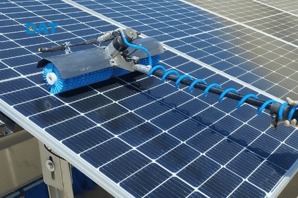 Hoạt động vệ sinh bề mặt tấm pin định kỳ giúp loại bỏ hiện tượng che khuất cục bộ gây ra các điểm nóng cháy sém màng keo.
