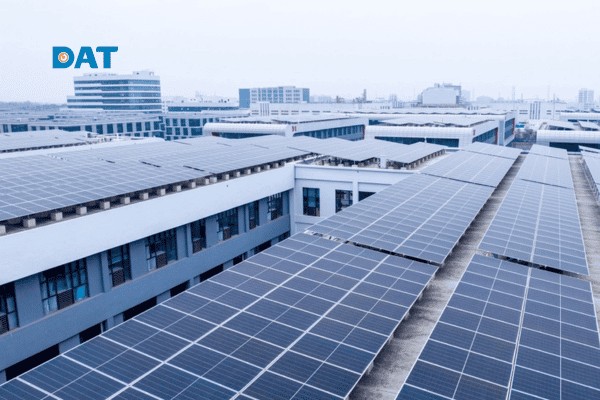 Hệ thống các tấm pin mặt trời áp mái tự sản tự tiêu lắp đặt đồng bộ trên mái nhà xưởng công nghiệp.