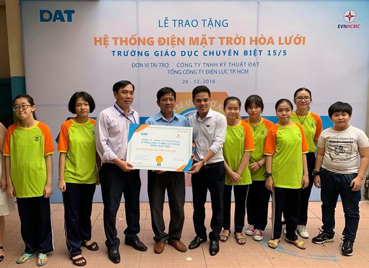 dat-va-evnhcmc-dong-trao-tang-ht-dien-mat-troi-a2912