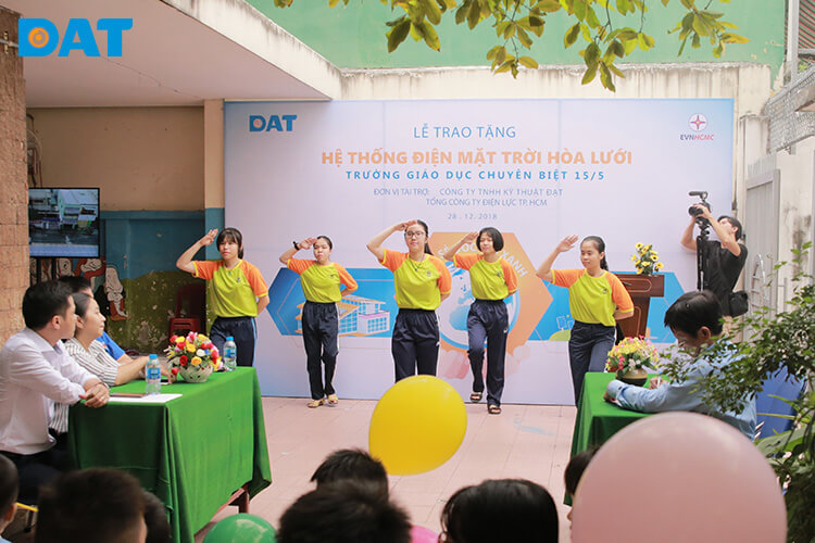 dat-va-evnhcmc-dong-trao-tang-ht-dien-mat-troi-b2912