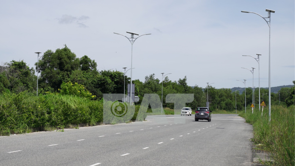 duong-vao-san-bay-phu-quoc-chieu-sang-bang-den-nang-luong-mat-troi-h24112
