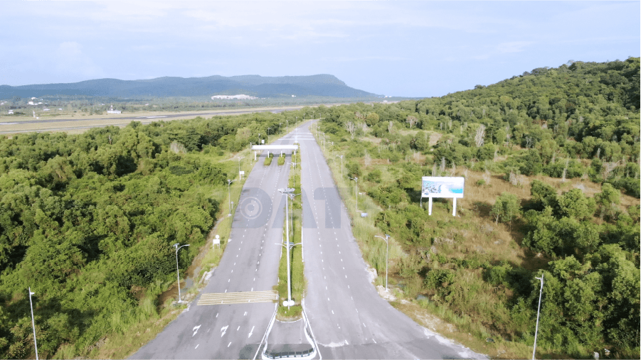 duong-vao-san-bay-phu-quoc-chieu-sang-bang-den-nang-luong-mat-troi-h52611